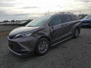  Salvage Toyota Sienna