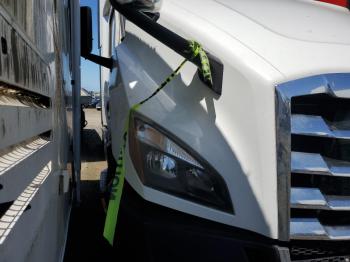  Salvage Freightliner Cascadia 1