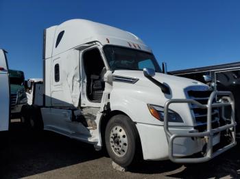  Salvage Freightliner Cascadia 1