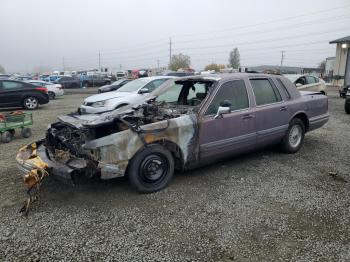  Salvage Lincoln Towncar