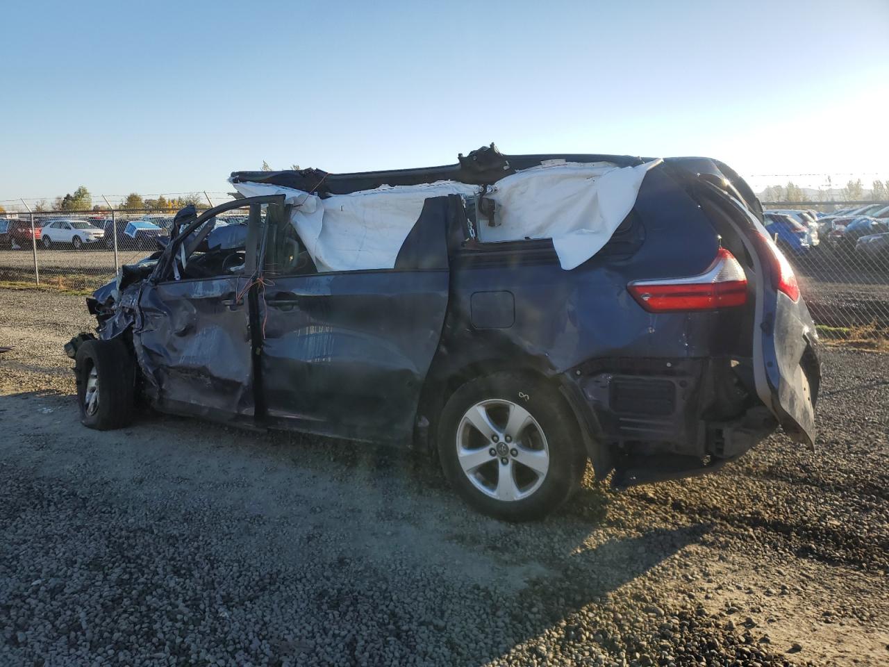 Toyota Sienna Le Image 2