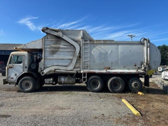 Peterbilt 320 Image 4