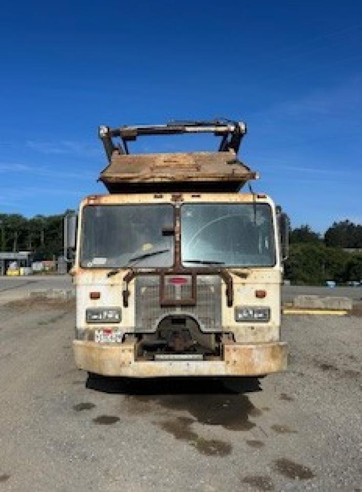 Peterbilt 320 Image 2