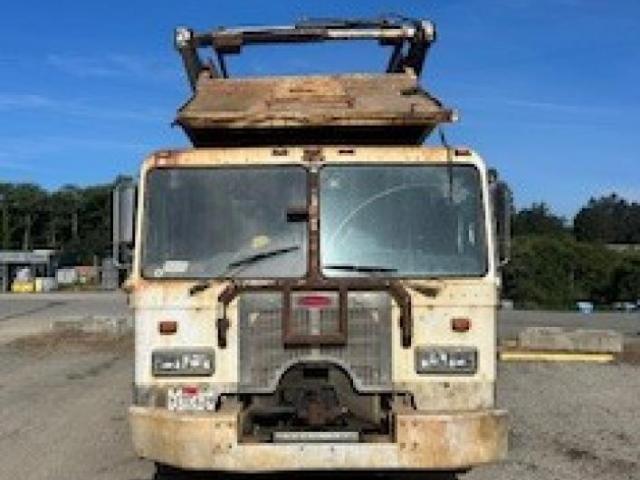 Peterbilt 320 Image 2