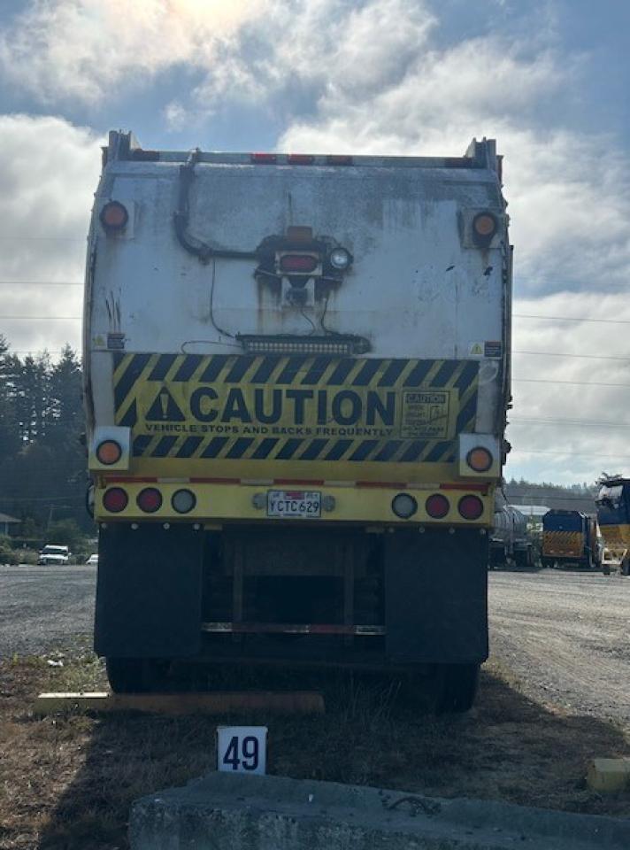 Peterbilt 320 Image 5