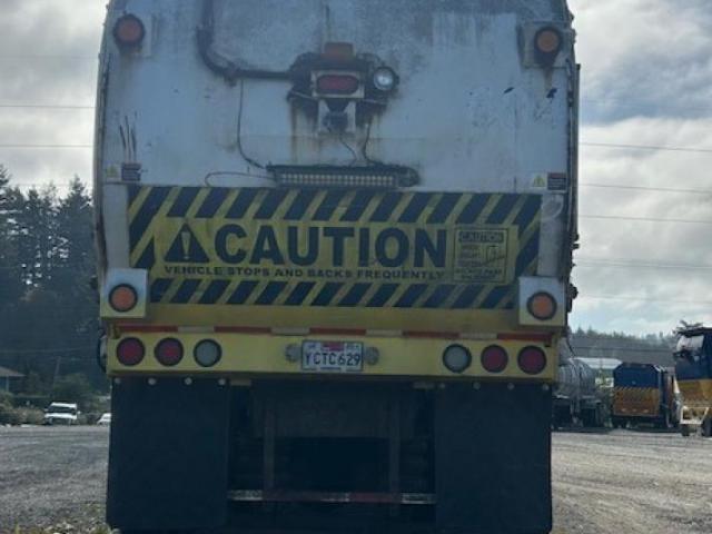 Peterbilt 320 Image 5