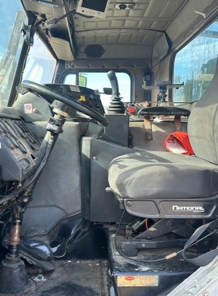 Peterbilt 320 Image 3