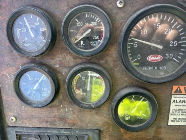 Peterbilt 320 Image 10