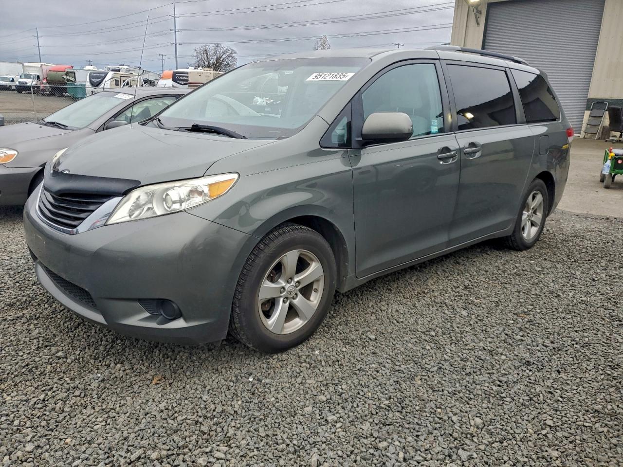 Toyota Sienna Le Image 1