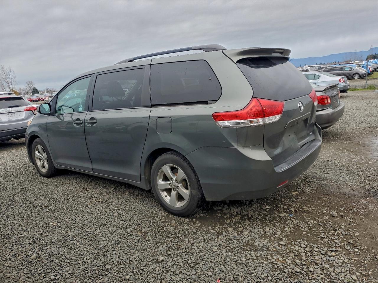 Toyota Sienna Le Image 3