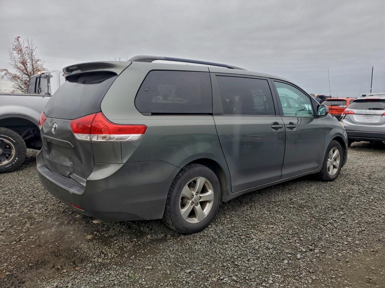 Toyota Sienna Le Image 6