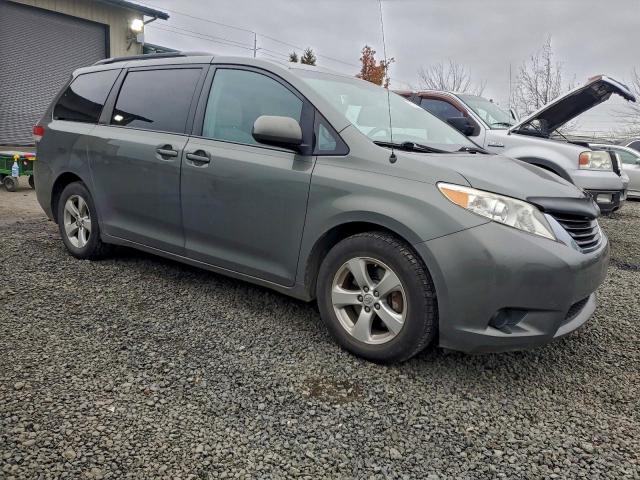 Toyota Sienna Le Image 2