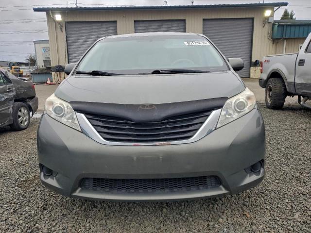 Toyota Sienna Le Image 5