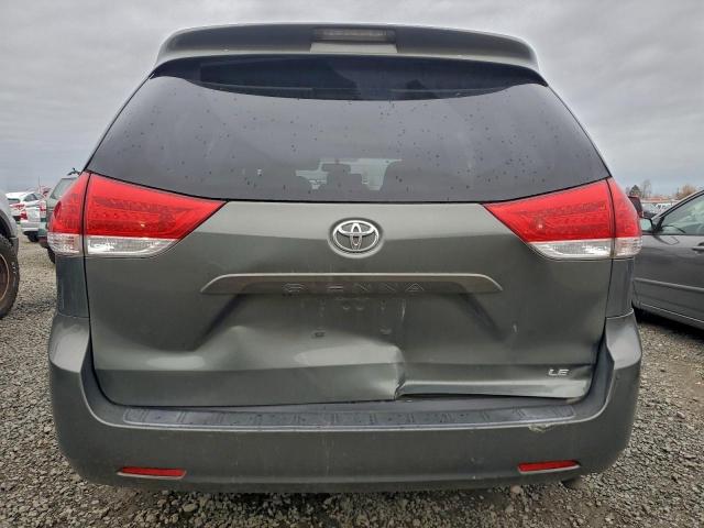 Toyota Sienna Le Image 4