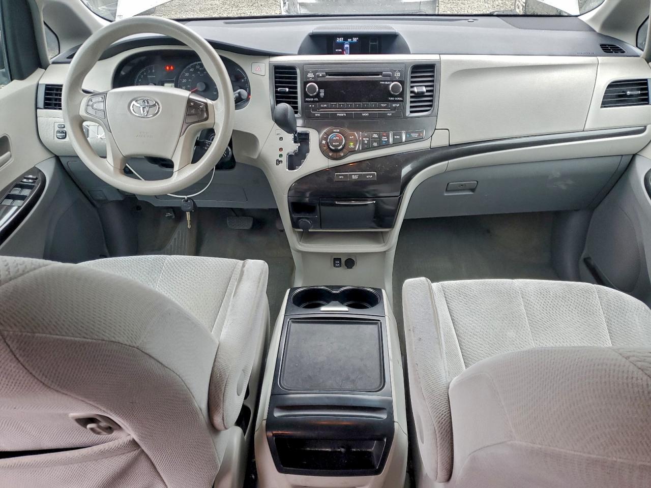 Toyota Sienna Le Image 11