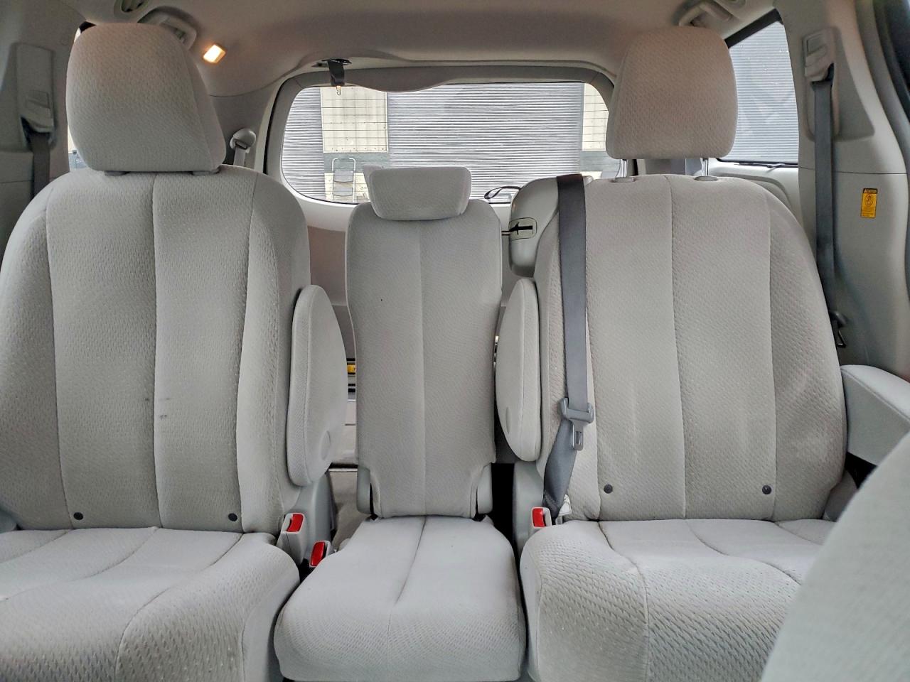 Toyota Sienna Le Image 8