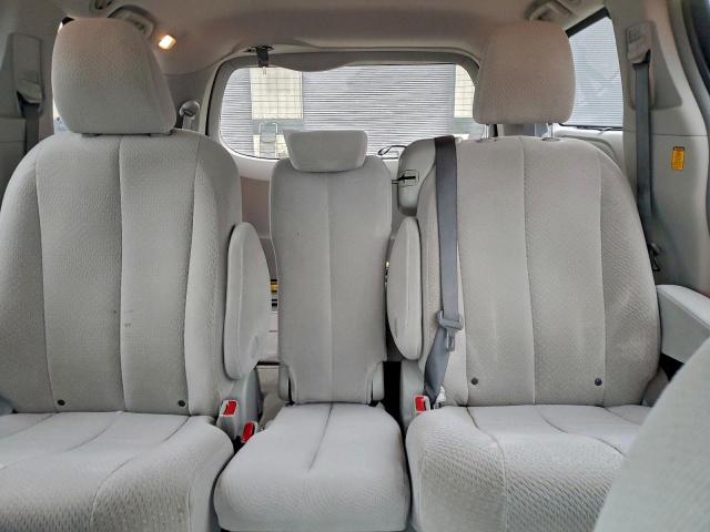 Toyota Sienna Le Image 8