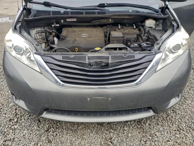 Toyota Sienna Le Image 10