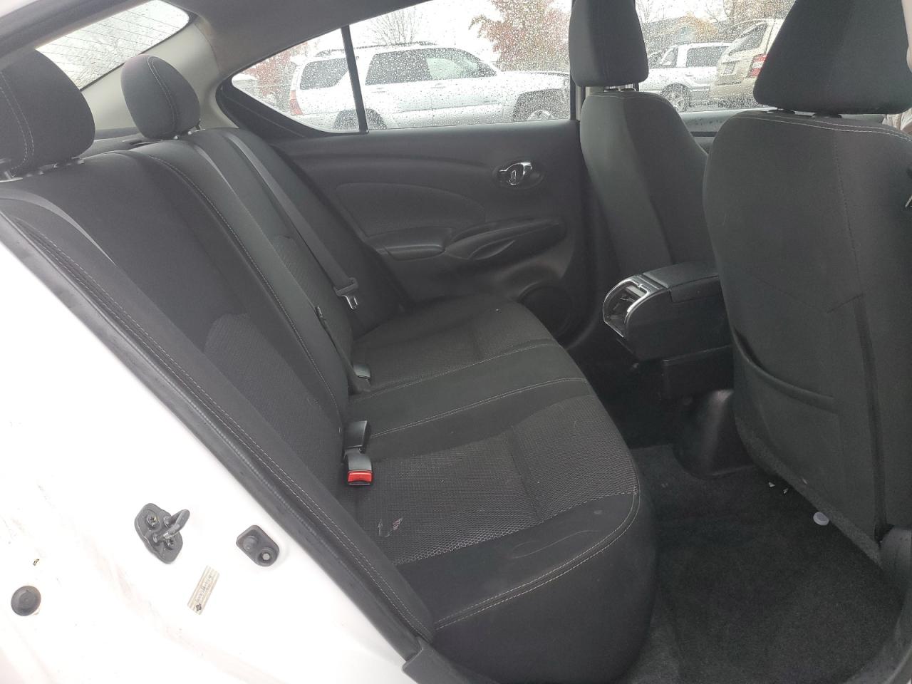 Nissan Versa S Image 8