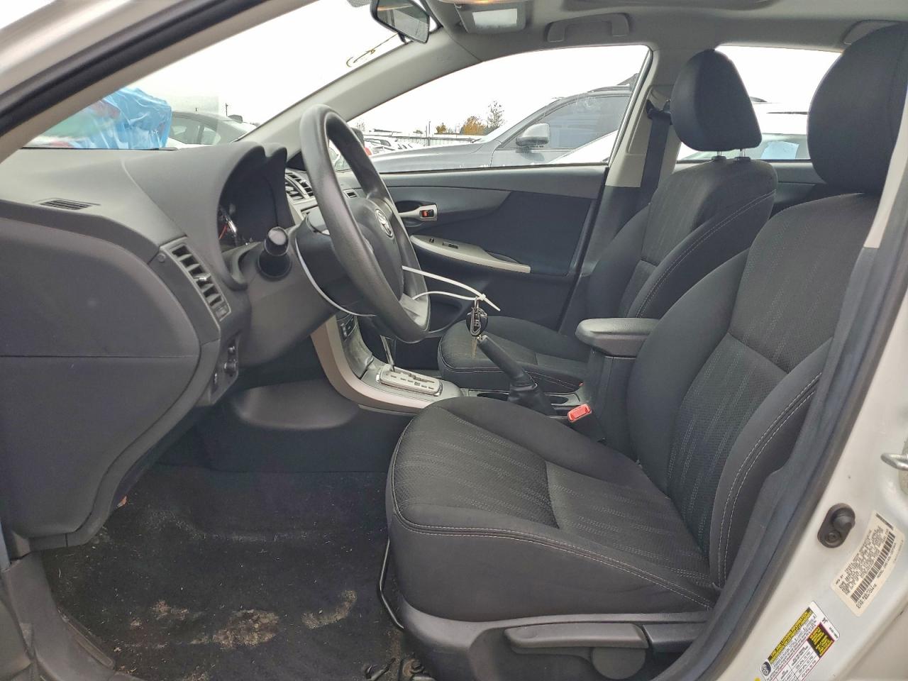 Toyota Corolla Base Image 8