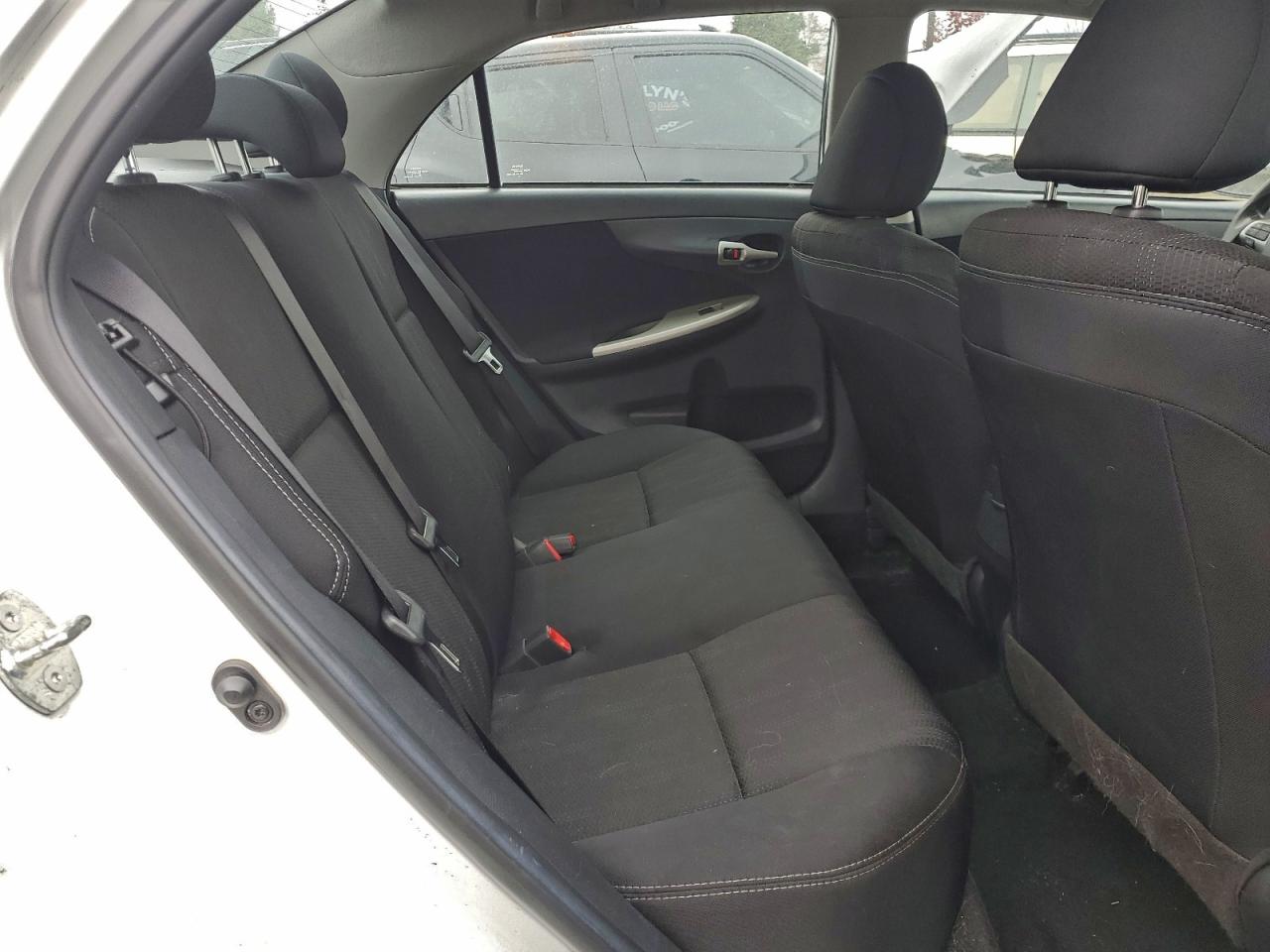 Toyota Corolla Base Image 9