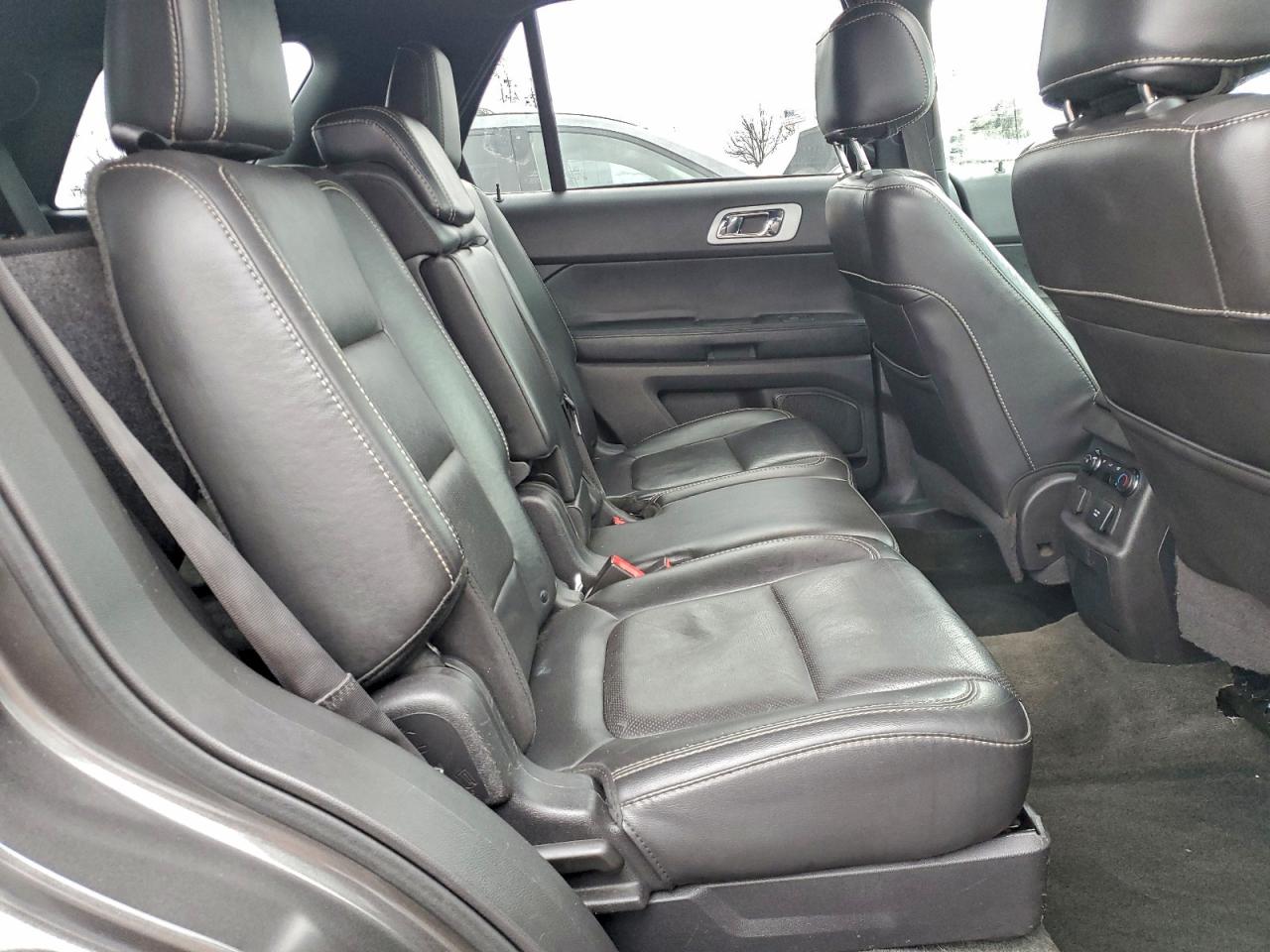 Ford Explorer Sport Image 12