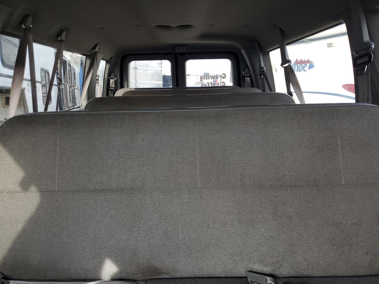 Ford Econoline E350 Super Duty Wagon Image 3