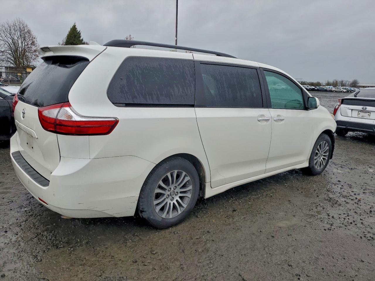 Toyota Sienna Xle Image 2
