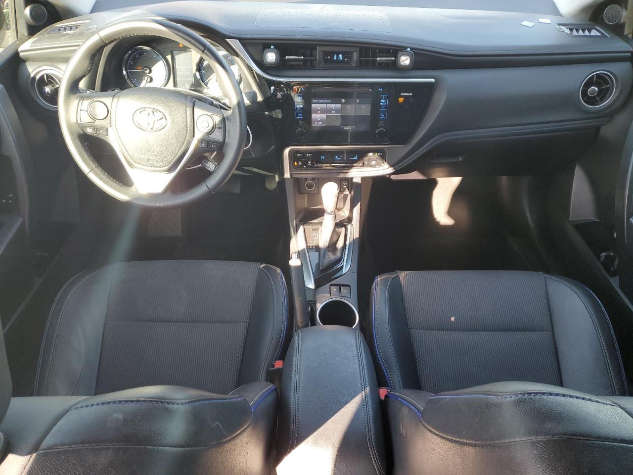 Toyota Corolla L Image 8