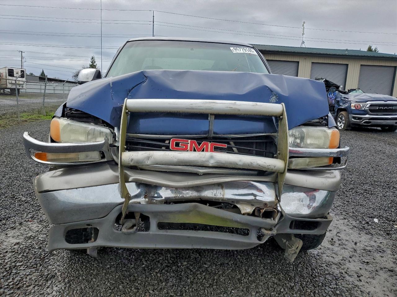 GMC Sierra K2500 Image 3