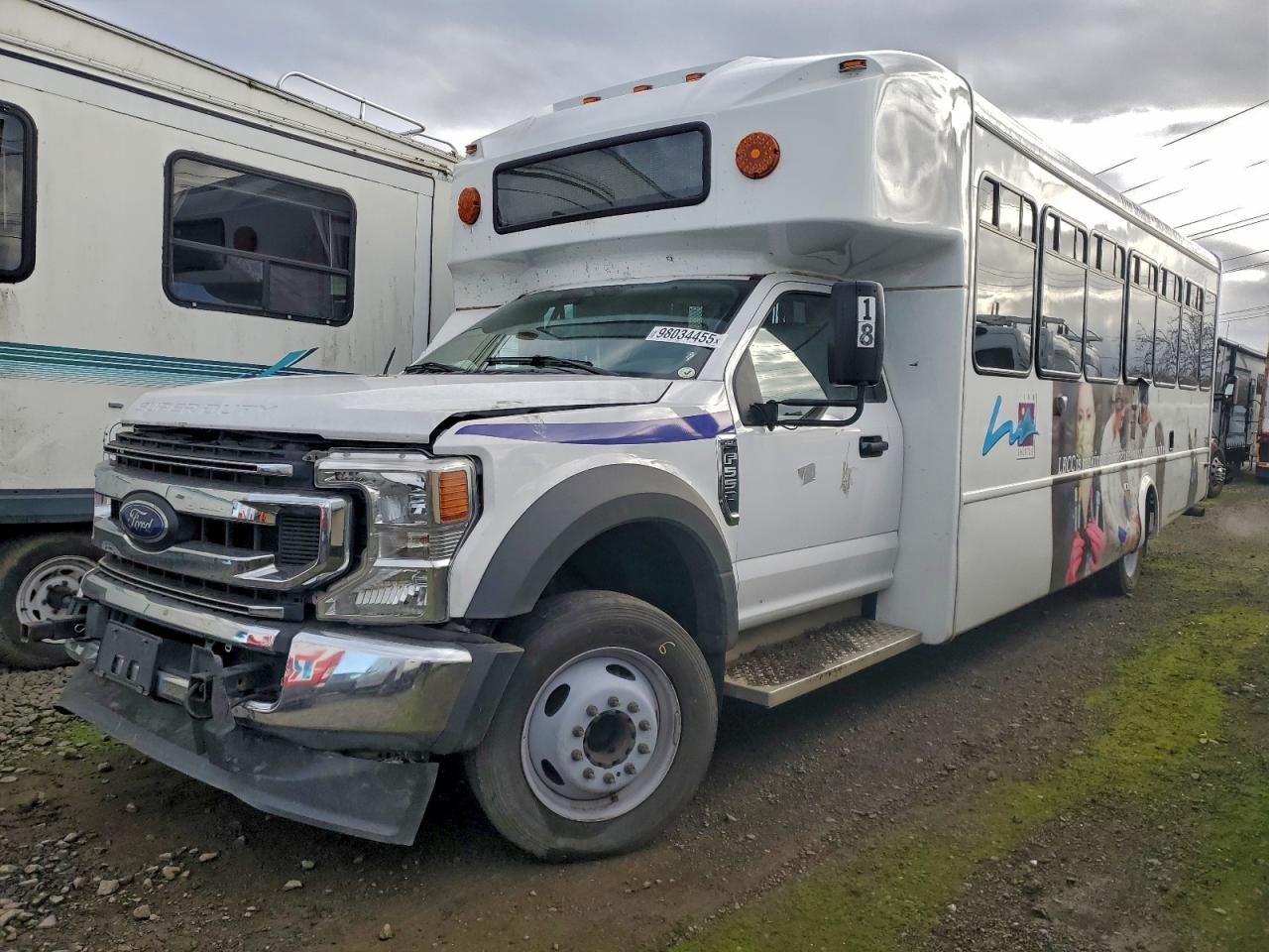 Ford F-550 Super Duty Image 2