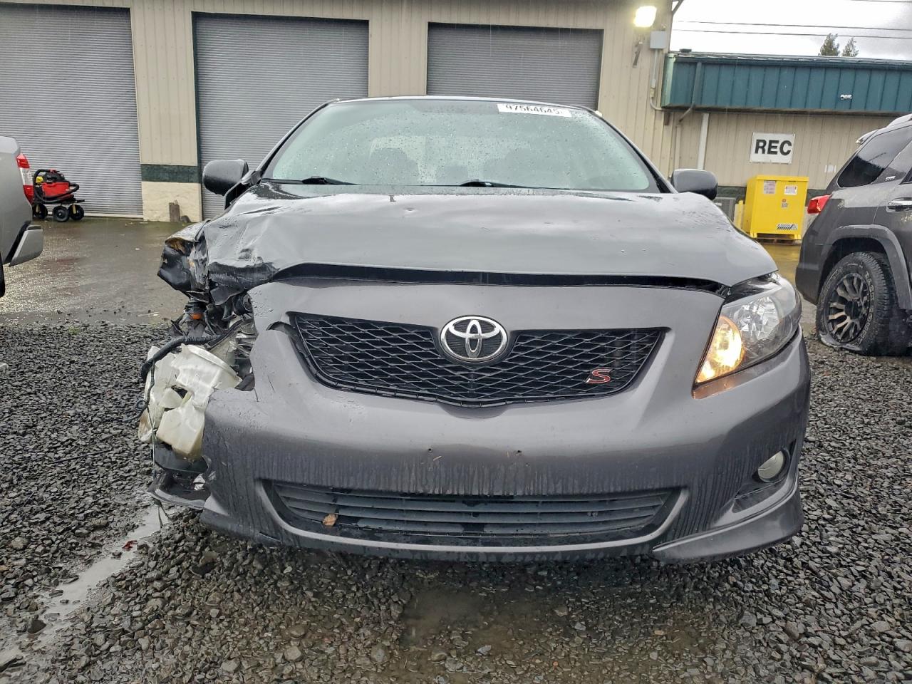 Toyota Corolla Base Image 9