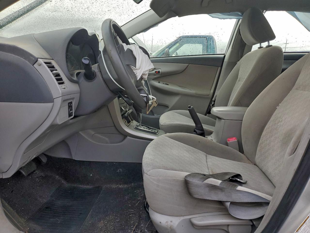 Toyota Corolla Base Image 9