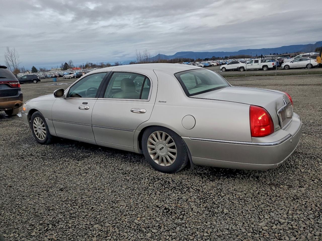 Lincoln Towncar Signature Image 2