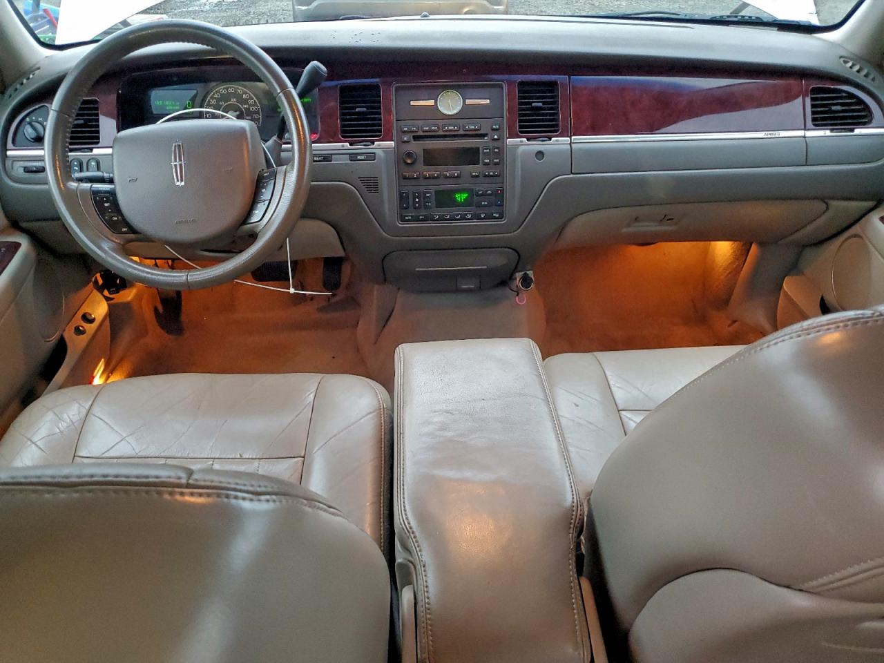 Lincoln Towncar Signature Image 5