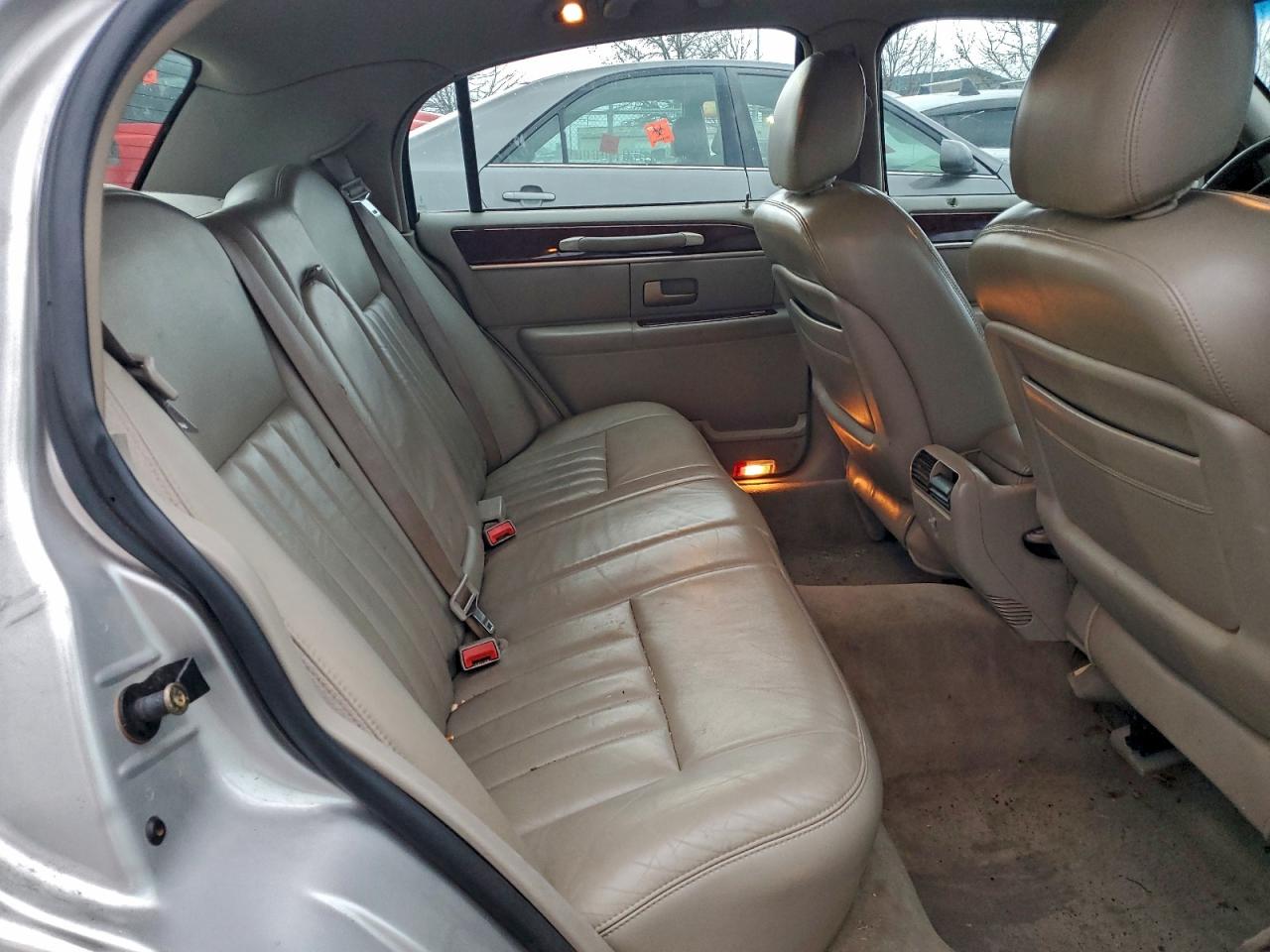 Lincoln Towncar Signature Image 6